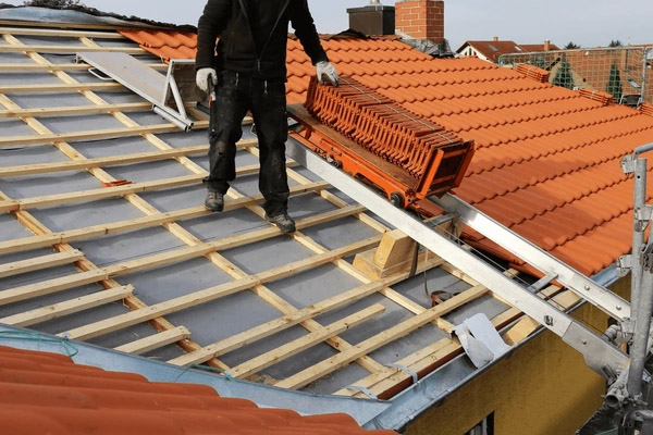 Chantier de réfection complète de toiture avec tuiles traditionnelles à Duras